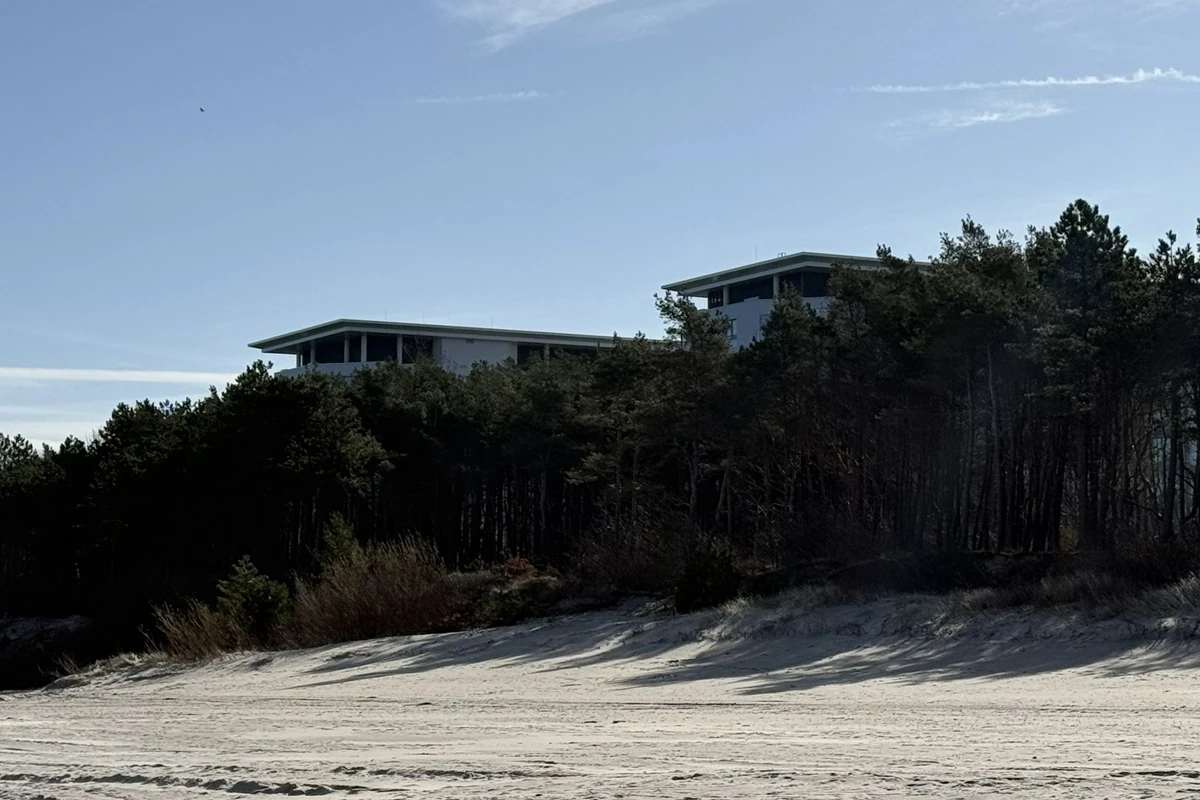 Luksusowa architektura Pinea Pobierowo projektu ELD Polska z Poznania – panoramiczne tarasy i szklane elewacje nad Bałtykiem.webp